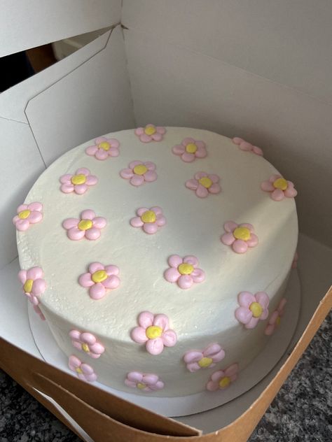 Floral birthday cake. Birthday cake with flowers Flower Birthday Cake Simple, Simple Birthday Cake Aesthetic, Homemade Cakes Aesthetic, Simply Decorated Cakes, Simple Homemade Birthday Cake, Birthday Cake With Flowers, Homemade Birthday Cakes, 24th Birthday, Simple Birthday Cake