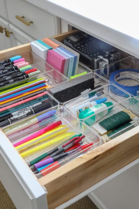 Desk Drawer Organisation, Work Cubicle Decor, Cubicle Organization, Office Drawer Organization, Junk Drawer Organizing, Work Cubicle, Cubicle Decor Office, Organized Desk Drawers, Desk Inspiration