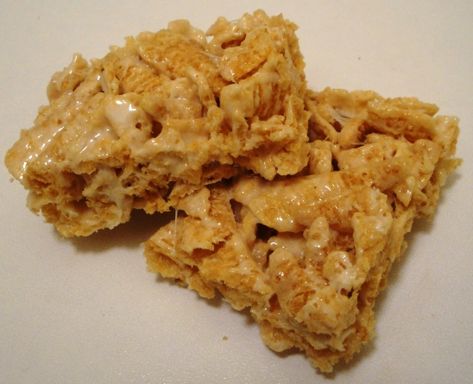 Bugles Marshmallow Treats - just made these, never making with Rice Krispies again... these are soooo good! Peanut Butter Marshmallow Squares, Flake Recipes, Marshmallow Bars, Peanut Butter Marshmallow, Marshmallow Treats, Cereal Treats, Turkey Recipe, Corn Flakes, S'mores