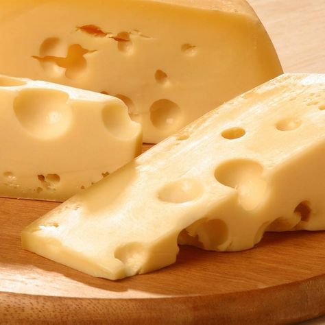 Switzerland Cheese, Raclette Recipes, Raclette Cheese, Emmental Cheese, Cheese Alternatives, French Cheese, Eating Alone, Queso Cheese, Cheese Shop