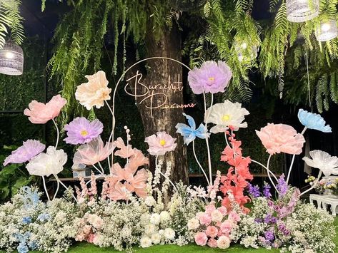 Organza Flowers Backdrop, Fairy Debut Theme, Giant Flower Wedding, Giant Flower Backdrop, Fairy Theme Birthday Party, Debut Theme, Nikah Decor, Black And White Wedding Theme, Fairy Garden Birthday Party