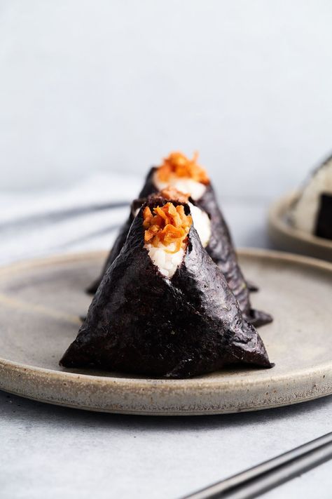 Onigiri Wrapping, Onigiri Aesthetic, Vegan Onigiri Filling, Yaki Onigiri Filling, Easy Onigiri, Aesthetic Onigiri, Ronoroa Zoro, Vegan Yaki Onigiri, Onigiri Without Seaweed