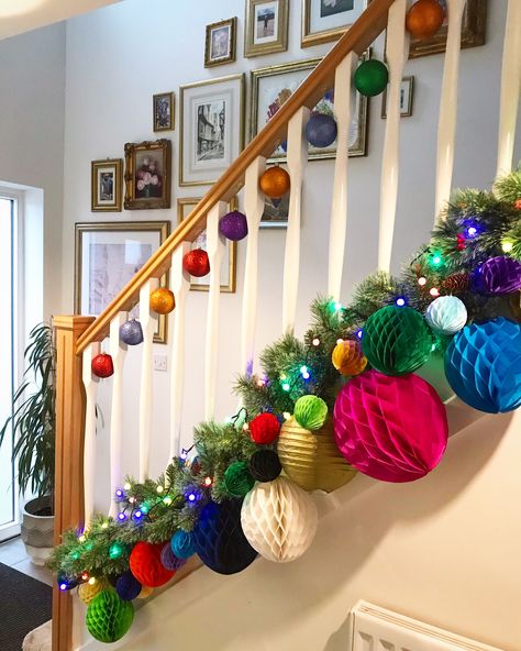 Stairway Christmas Decor, Stairway Decorating Christmas, Christmas Decor Paper, Stair Garland, Christmas Banister, Christmas Stairs Decorations, Staircase Decor Ideas, Christmas Staircase Decor, Colorful Christmas Decorations