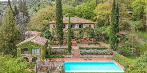 Jeffrey Smart, Italian Vineyard, Vineyard House, Italian Country, Italian Farmhouse, Villa Pool, Countryside Style, Terracotta Floor, Tuscan Villa