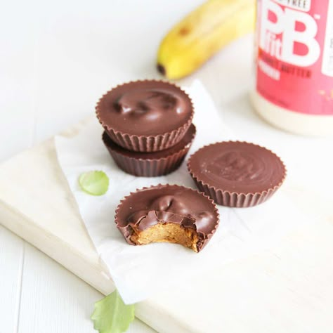 Here's a secretly healthy & homemade PB FIt Peanut Butter Cups Recipe that can be prepped in just a few minutes with only 4 ingredients and without any sugar. Defatted peanut butter powder (like PB Fit and PB 2), mashed bananas, instant coffee and chocolate. Pb Powder Recipes, Pb Fit Recipes, Pbfit Recipes, Peanut Butter Powder Recipes, Weight Watchers Appetizers, Protein Energy Bars, Healthy Protein Desserts, Pb2 Recipes, Healthy Frosting