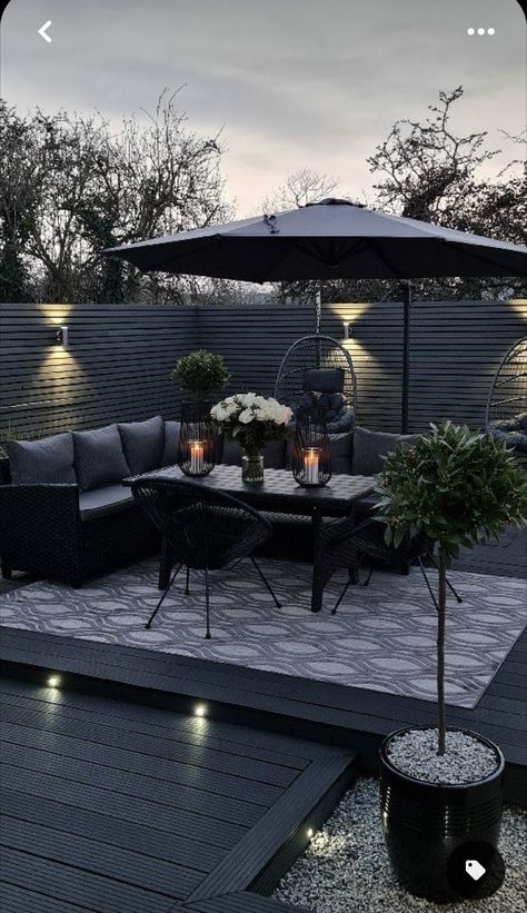 Modern Patio Inspiration, Black Patio Ideas, Small Back Gardens, Outdoor Landscape Design, Balkon Decor, House Patio, Modern Backyard Landscaping, Back Garden Design, Backyard Renovations