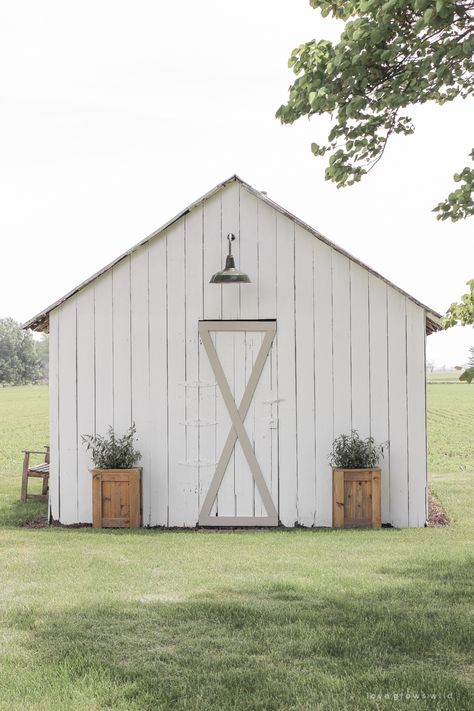 Barn Landscaping, Old Shed Makeover Ideas, Barn Landscaping Ideas, Barn Makeover, Barn Door Hinges, Painted Shed, Loafing Shed, Chicken Shed, Tin Shed