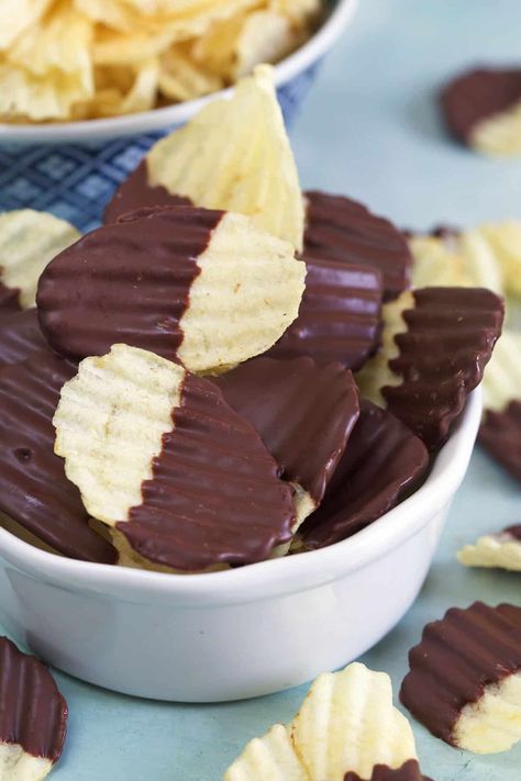 Chocolate Covered Potato Chips Potato Party, Chocolate Rice Crispy Treats, Dip For Potato Chips, Potato Chips Recipe, Chocolate Potato Chips, Chocolate Covered Potato Chips, Chocolate Dipping, Chocolate Covered Desserts, Potato Chip Recipes