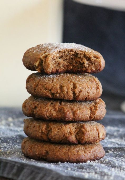 Soft but chewy Keto Ginger Cookies that are so good they're addictive!  So good, that no one will know they're keto.  The perfect ketogenic holiday cookie!  #ketocookies #ketorecipes #ketogenic Keto Ginger Cookies, Galletas Keto, Keto Connect, Soft Ginger Cookies, Low Carb Holiday, Keto Cookie Recipes, Postre Keto, Keto Christmas, Keto Diet Benefits