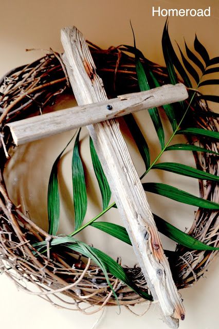 Rustic Easter Crosses Easter Crosses, Nail Details, Palm Sunday Decorations, Dekoratívne Vence, Rustic Easter, Easter Wreath Diy, Tafel Decor, Rusty Nail, Cross Wreath