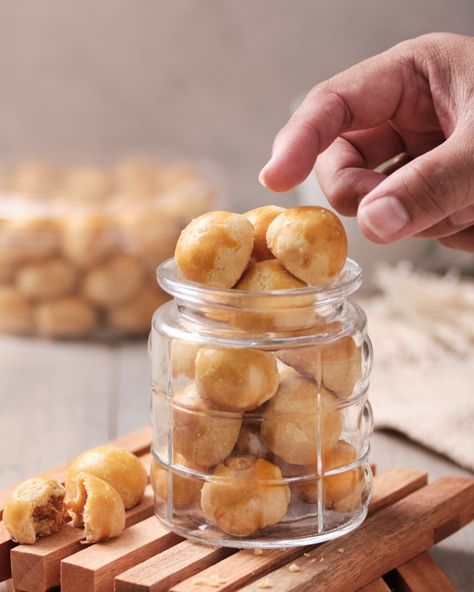 Nastar cookies in a glass jar | Premium Photo #Freepik #photo #cookies #snacks #delicious Cookies In Jar Photography, Cny Cookies Photography, Cookie Jar Photography, Photoshoot Cookies Ideas, Photo Cookies Ideas, Cookies Photoshoot Ideas, Nastar Cookies Photography, Cookies Product Photography, Cookie In Jar