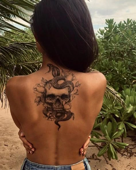 Skull Tattoos For Women, Pretty Skull Tattoos, Small Skull Tattoo, Beautiful Back Tattoos, Skull Tattoo Ideas, Feminine Skull Tattoos, Spine Tattoos For Women, Spooky Tattoos, Small Skull