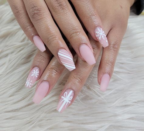 Pink Christmas Nail, Christmas Acrylic Nails, Pink Christmas Nails, Nail Art Noel, Winter Blooms, Christmas Nail Ideas, Classy Minimalist, Winter Florals, Green Acrylic Nails