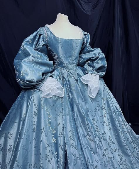 anton krug House Arryn, Historical Outfits, Historical Dress, Fantasy Clothes, Royal Dresses, Old Dresses, Fantasy Dresses, Fairytale Dress, Princess Dresses