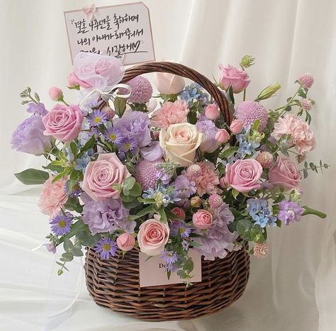 Flower Basket Ideas Floral Arrangements, Easter Flower Bouquet, Flower Basket Arrangement, Flowers In Basket, Flower Making Crafts, Basket Flower Arrangements, Easter Bouquet, Flowers Basket, Easter Flower Arrangements