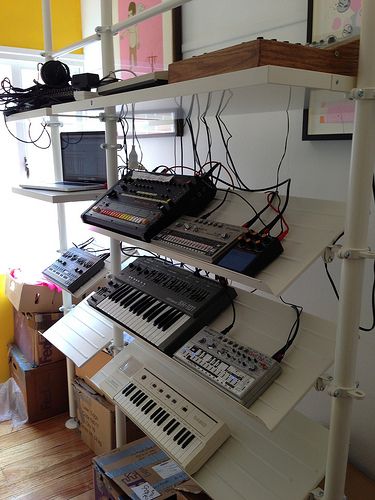 Schönes Setup und eine gute Idee das Ikea Regal Stolmen als Rack zu nutzen. Synth Setup, Stolmen Ikea, Synth Rack, Diy Recording Studio, Ikea Stolmen, Music Studio Desk, Music Studio Design, Desk Ikea, Ikea Home Office