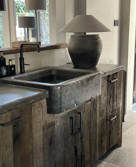 Provence Bathroom, Rustic Kitchen Sinks, Italian Country Home, Stone Sink Kitchen, Bathroom Stone, French Provence, Farmhouse Sinks, European Farmhouse, Stone Kitchen