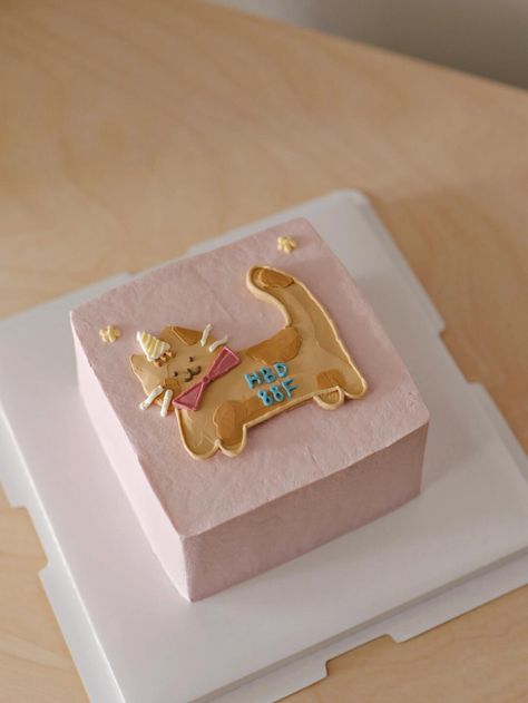 Chocolate Cake With Decoration, Cute Cake Designs Aesthetic, Cute Mini Cakes Birthdays, Tort Aesthetic, Small Cake Decorating, Cat Birthday Cake Ideas, Cat Cake Birthday, Tiny Cakes Ideas, Cute Baking Ideas