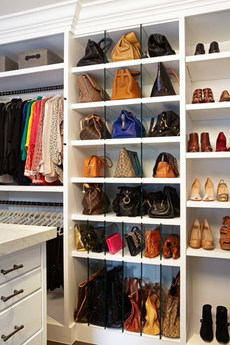 These vertical dividers for handbags are a great idea to organize your closet. Small Closet Solutions, Diy Kast, Organized Closet, Small Closet Space, Bag Closet, Walking Closet, Dream Closet Design, Beautiful Closets, No Closet Solutions