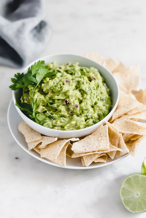 Easy Pineapple Guacamole Pineapple Guacamole, Healthy Dip Recipes, Savory Dips, Guacamole Ingredients, Fresh Guacamole, How To Make Guacamole, Plantain Chips, Healthy Dips, Tropical Twist