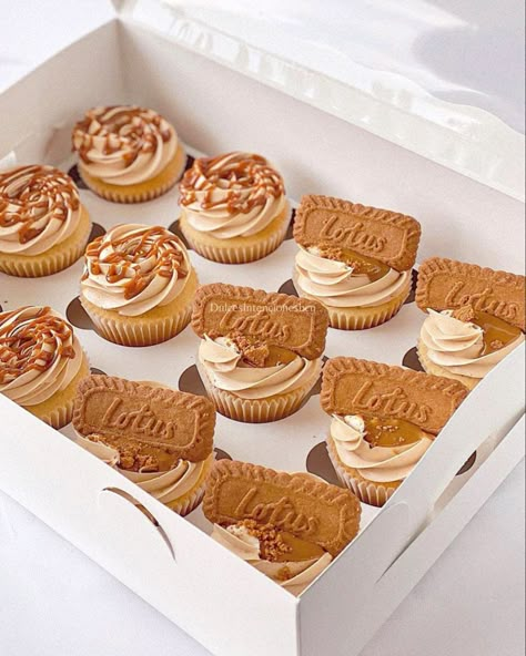 Lotus Biscoff Cupcakes, Cupcake Designs Aesthetic, Biscoff Cupcakes Recipe, Baking Ideas To Sell, Branded Cupcakes, Work Cupcakes, Lotus Biscoff Cake, Biscoff Cupcakes, Lotus Cake