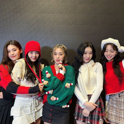 itzy ot5 icon Lucy Woo!ah!, Saerom Fromis 9, Chuncheon, Christmas Icons, Christmas Drawing, Group Photos, Love Pictures, Best Christmas, Best Christmas Gifts