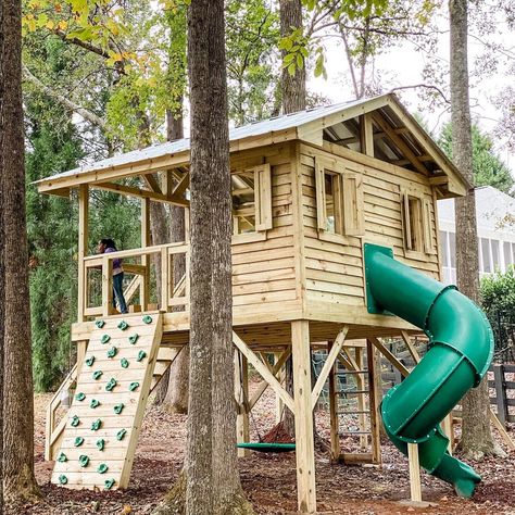 Kid Forts Outside, Kids Tree House Plans, Tree House Accessories Kids, Play Forts For Kids Outdoor, Tree Forts For Kids, Backyard Fort Ideas, Diy Fort Outdoor, Fort Ideas Outdoor, Kids Forts Outside