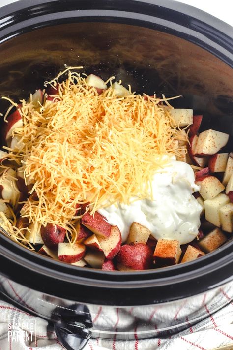 Potatoes In Slow Cooker, Cheesy Red Potatoes, Red Skin Potatoes Recipe, Ranch Dressing Potatoes, Cheesy Bacon Ranch Potatoes, Ranch Potato Recipes, Potato Recipes Crockpot, Cheesy Potatoes Crock Pot, Cheesy Ranch Potatoes