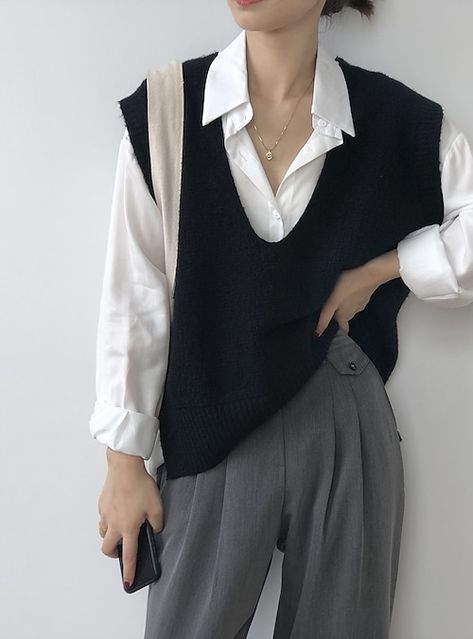 Sleeveless Sweater Cardigan, Plain Vest, Retro Sweater, Sweater Vest Women, Korean Casual, Outfit Trends, Vest Outfits, Loose Sweater, Sleeveless Vest