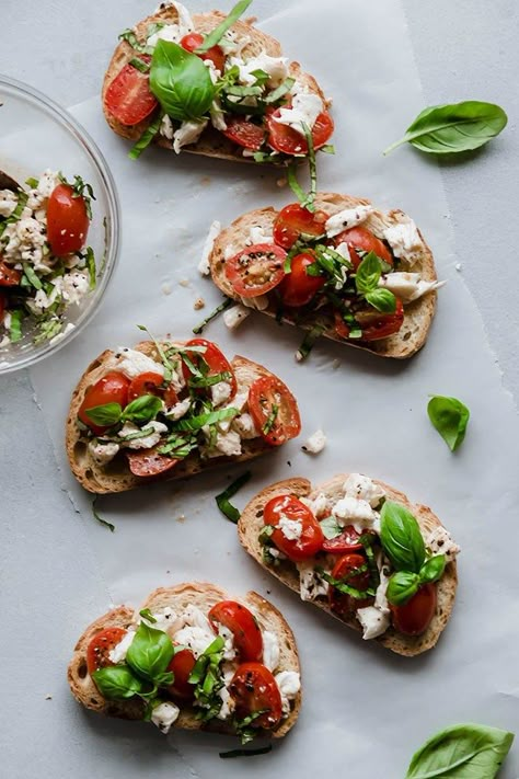 #bruschetta #crostini #tomatoes This easy warm bruschetta recipe is perfect for quick summer appetizers. Mix it up by adding some avocado, balsamic glaze, goat cheese, or parmesan! An easy bruschetta appetizer with garlic, tomato, basil, and fresh mozzarella cheese. Traditional Italian flavors with a twist for the best warm caprese toast with mozzarella and crusty bread. | lifeasastrawberry.com | Easy Warm Bruschetta Bruschetta Mozzarella, Bruschetta Crostini, Caprese Toast, Bruschetta Appetizer, Homemade Bruschetta, Summer Appetizers, Easy Bruschetta, Crostini Appetizers, Bruschetta Toppings