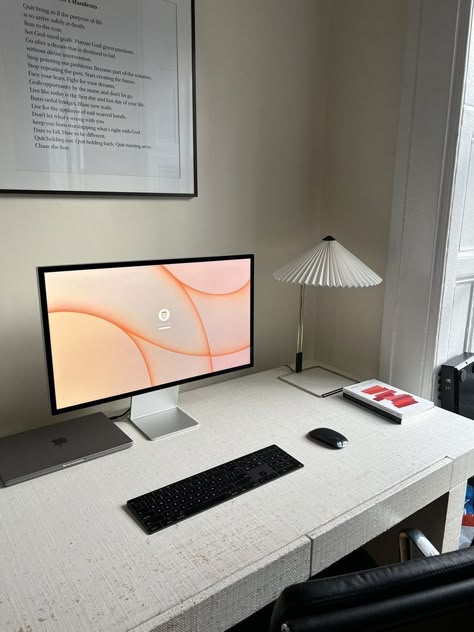 Tech Desk Setup, Home Office In Bedroom Ideas, Desk Setup Workspace Inspiration, White Aesthetic Home, Desk Setup Workspace, White Standing Desk, Aesthetic Home Office, Planner Habit Tracker, Home Office Set Up