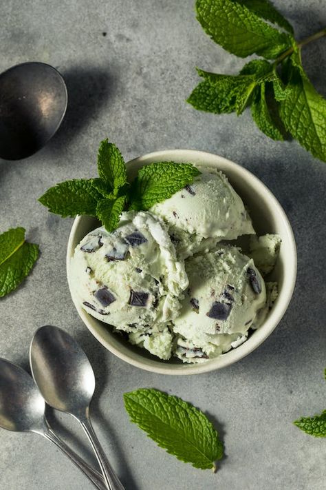 Thermomix recipe: Mint Choc Chip Ice Cream | Tenina.com Easy Chocolate Ice Cream, Mint Choc Chip Ice Cream, Thermomix Recipes Healthy, Eclair Cream, Apple Pie Ice Cream, Mint Choc Chip, Mint Chocolate Ice Cream, Banana Nice Cream, Vanilla Ice Cream Recipe