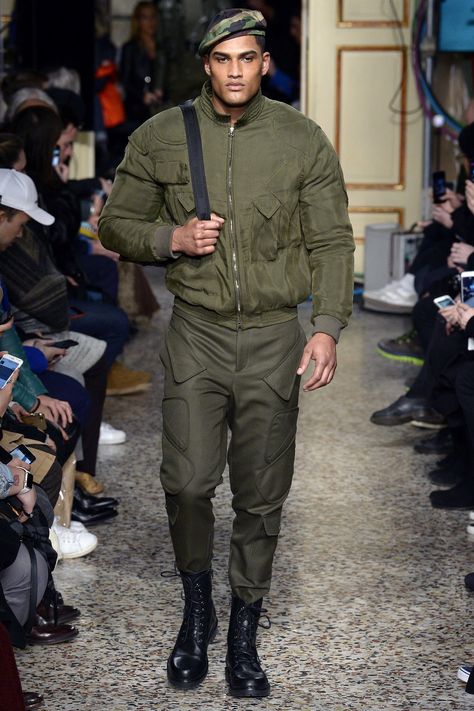 Moschino - Fall 2017 Menswear Military Fashion Menswear, Military Inspired Fashion, Pre Fall Fashion, Queer Eye, Moschino Men, British Vogue, Well Dressed Men, Menswear Collection, Military Inspired