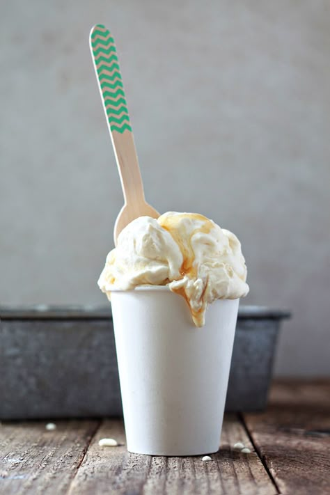 Sea Salt + Honey Ice Cream - an irresistibly savory/sweet combination, plus only four ingredients, five minutes to mix together, and no ice cream machine needed! Honey Ice Cream, Ice Lollies, Cream Kitchen, Slow Cooker Desserts, No Churn Ice Cream, Ice Cream Popsicles, God Mat, Chur, Köstliche Desserts