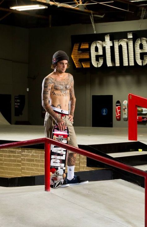 Ryan Sheckler (@shecks) Pro Skateboarders, Easy Protective Hairstyles, Hairstyles For Natural Hair, Ryan Sheckler, Braids Twist, Men Lifestyle, Skate Photos, Skateboard Photography, 70 Fashion