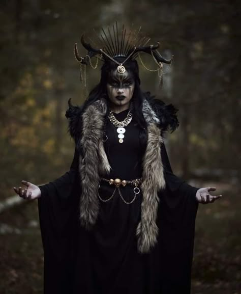 Halloween Photoshoot Ideas, Morgana Le Fay, Medieval Witch, Creative Shoots, Viking Aesthetic, Scary Halloween Decorations Outdoor, Dark Creatures, Witch Makeup, Arte Punk