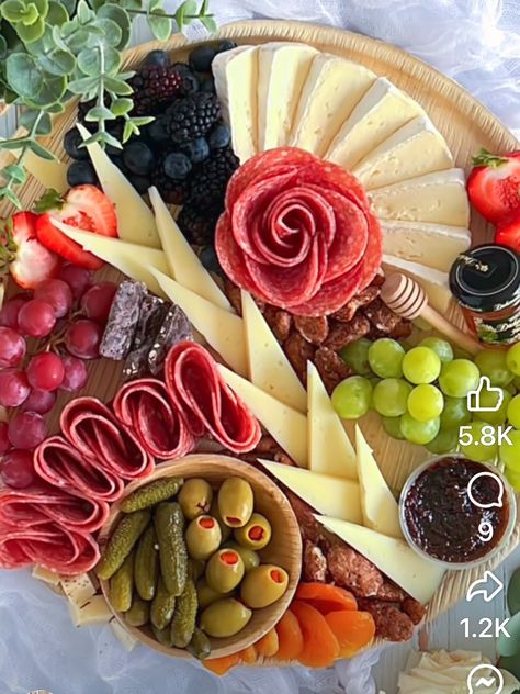 Plating Ideas, Diy Food Display, Buffet Presentation, Charcuterie Display, Amazing Food Platters, Charcuterie Appetizers, Charcuterie Board Meats, Tea Party Sandwiches, Meat Shop