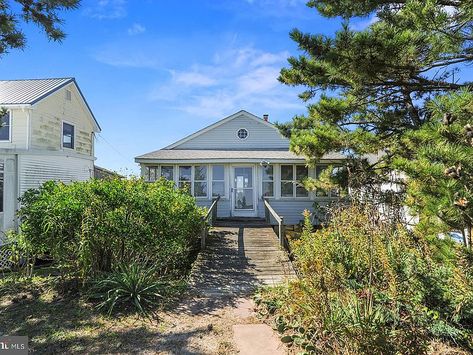 Old Beach House Exterior, Delaware Beach House, Old Beach House Aesthetic, Ocean Cabin Beach Cottages, Old House By The Sea, Rehoboth Beach Delaware Aesthetic, Tiny Beach Cottage, Small Beach Cottages, Screened In Back Porch