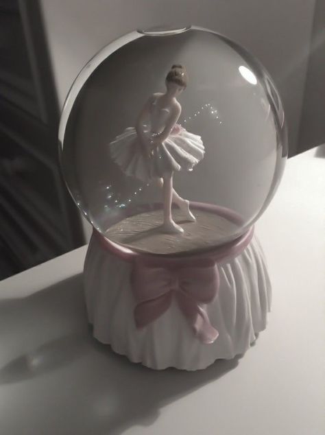 Snow Globes Aesthetic, Snowglobe Aesthetic, Snow Globe Aesthetic, Girl Ballerina, Holiday Mood, Cute Bedroom Decor, Dream Gift, Pink Girly Things, Dessin Adorable