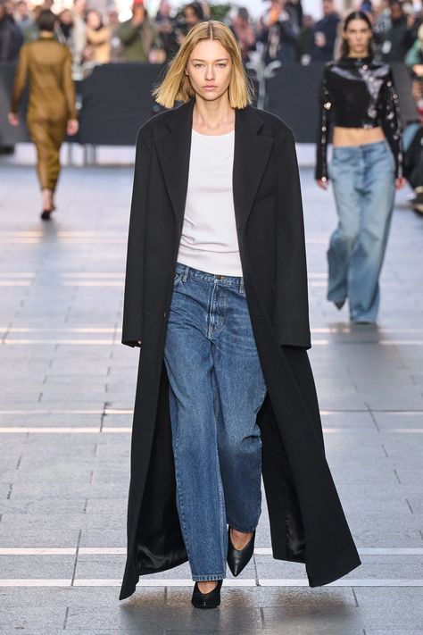 Fall 2023 Ready To Wear, Long Black Coat, 2023 Ready To Wear, Street Style Inspiration, 가을 패션, Fall 2023, Look Casual, Looks Style, Mode Inspiration