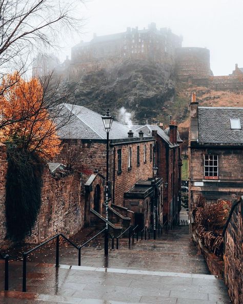 Edinburgh Villages, Edinburgh Window View, The Witchery Edinburgh, Old Town Edinburgh, Top Of The Stairs, St Cuthbert, The Vennel Edinburgh, Castles In Scotland, Edinburgh Castle