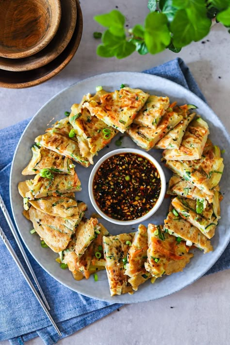 Pajeon Recipe Korean Pancake, Korean Bbq Recipes, Korean Vegetarian Recipes, Korean Vegetarian, Korean Appetizers, Koreansk Mad, Recipes Pancakes, Korean Ramen, Korean Thanksgiving