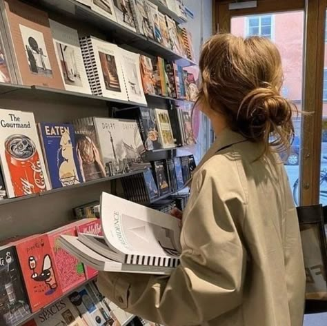 Book Store Poses, Book Store Instagram Pics, Girl In Bookstore, Reader Girl Aesthetic, Aesthetic Book Store, Book Store Aesthetic, Library Girl, Nerd Aesthetic, Reader Girl