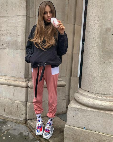 Xenia My Love Tchoumitcheva Versace Chain Reaction Sneakers, Street Wear Girl, Xenia Tchoumitcheva, Versace Chain, Chain Reaction, Influencers Fashion, Fashion Lookbook, Influencer, Versace