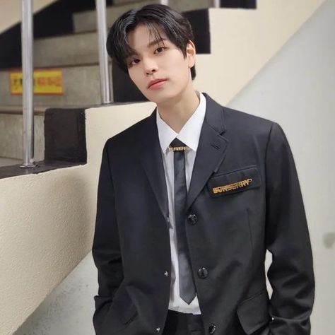 stray kids kim seungmin suit - pfp icons lq Seungmin In A Suit, Seungmin Sleeveless, Seungmin Suit, Seungmin Pics, High School Crush, Dean Of Students, Shy Boy, 91 Days, School Uniform Kids