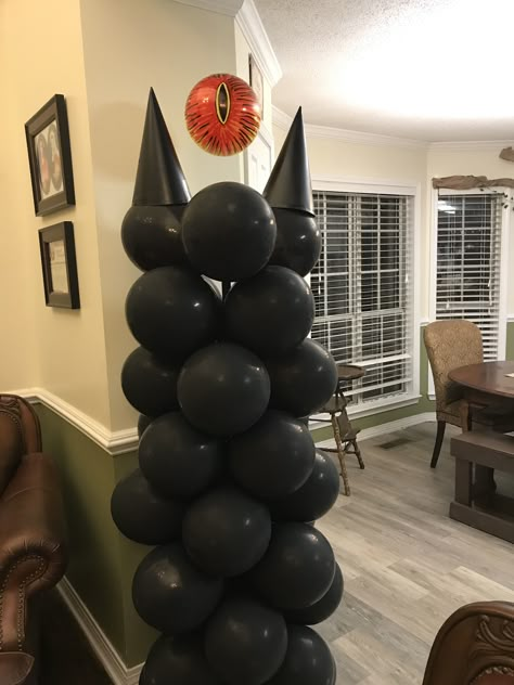 Eye of Sauron balloon tower lotr Lotr Decorations Party, Hobbit Halloween Decorations, The Hobbit Birthday Party Ideas, Nerdy Birthday Party, Lord Of The Rings Theme Party, Lord Of The Rings Party Decorations Diy, Middle Earth Birthday Party, Lord Of Rings Party, One Ring To Rule Them All Birthday