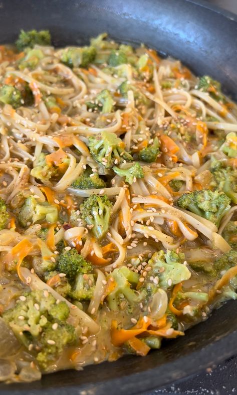 Creamy Coconut Peanut Stir Fry Noodles - Katie Austin Coconut Stir Fry, Peanut Stir Fry, Fry Noodles, Katie Austin, One Pan Meal, Coconut Milk Recipes, Stir Fry Noodles, Butter Rice, Stir Fry Sauce