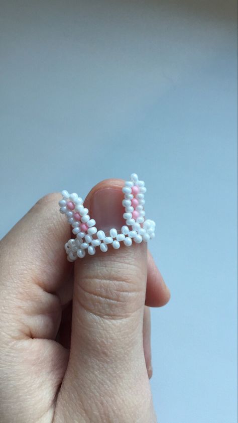 Bunny Ring Tutorial Beads, Beaded Ring Patterns, Beaded Rings Patterns, Beaded Ring, Seed Bead Bracelets Tutorials, Braided Bracelet Diy, Diy Beaded Rings, Seed Bead Crafts, Beadwork Tutorial