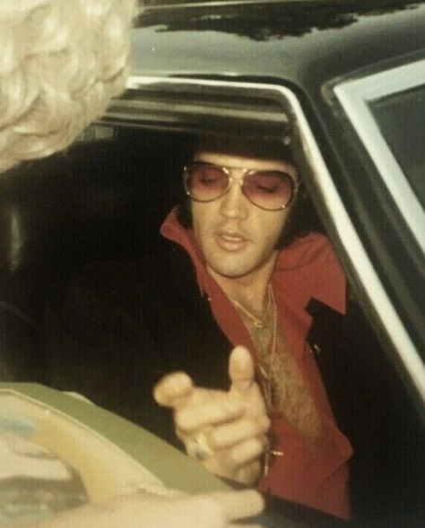 Elvis Presley 1950s, Elvis 1970, Elvis 70s, Westgate Las Vegas, Signing Autographs, Elvis And Priscilla, 70s Aesthetic, Elvis Movies, Elvis Presley Photos