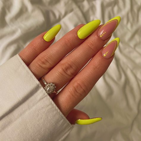 Neon Yellow Almond Nails Designs, Neon Green And White Nails, Citrine Nails, Yellow Almond Nails Design, Neon Nails Yellow, Neon Orange Nails With Design, Yellow Neon Nails, Nails Amarillo, Green And Yellow Nails